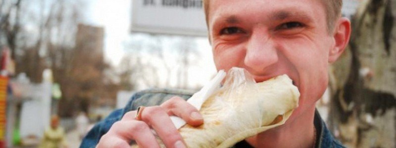 В Киеве в МАФах с шаурмой нашли десятки нарушений: количество отравившихся растет