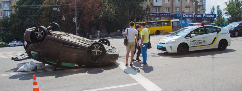В Киеве Jaguar на скорости протаранил Volkswagen: машина два раза перевернулась