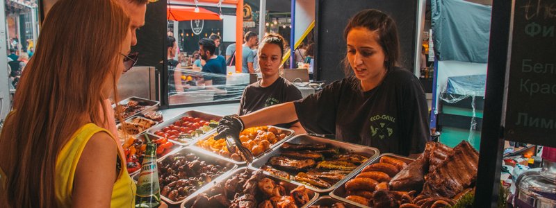 Устрицы, экомясо и коктейли в арбузах: чем жителей Киева угощали в последний день вкусного фестиваля