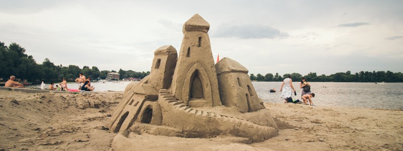В Киеве на пляже люди воплощали свои фантазии в фигурках из песка