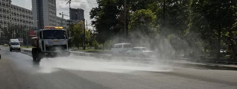 Тонны воды круглосуточно: зачем в Киеве поливают дороги