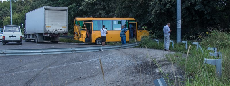 Под Киевом на повороте на Чайку грузовик протаранил маршрутку: пострадала женщина