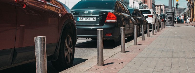 В Киеве стало меньше мест для парковки на тротуаре