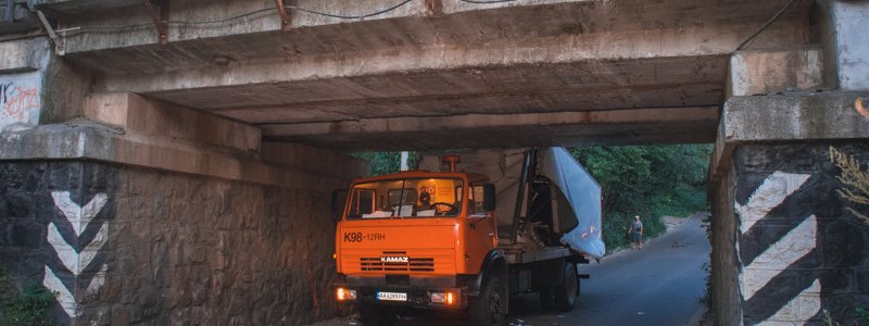 В Киеве на Нивках грузовик врезался в мост и застрял