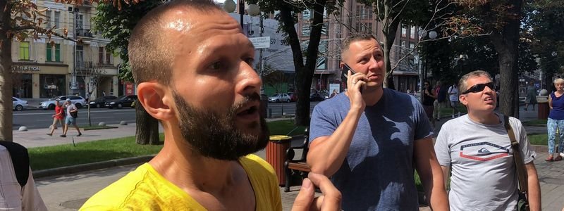 В Киеве на Крещатике мужчина начал забрасывать камнями здание Союза журналистов на глазах у прохожих