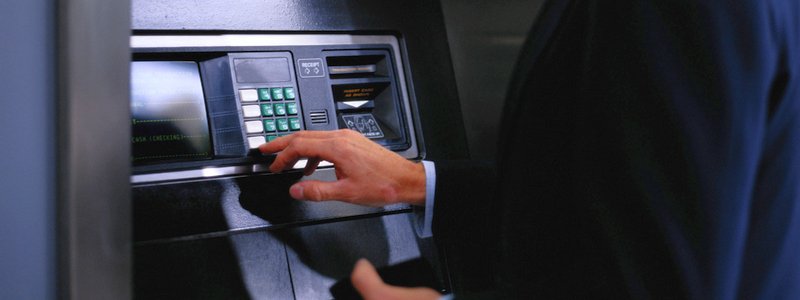 Поддельные деньги в Украине: может ли банкомат выдать фальшивку и что делать с такими купюрами