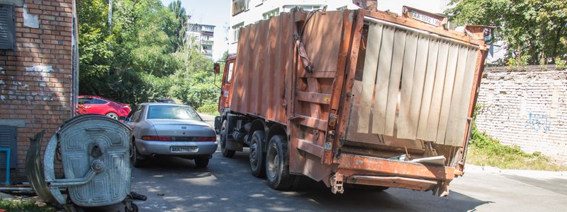 В Киеве на Соломенке мужчине оторвало руку мусоровозом