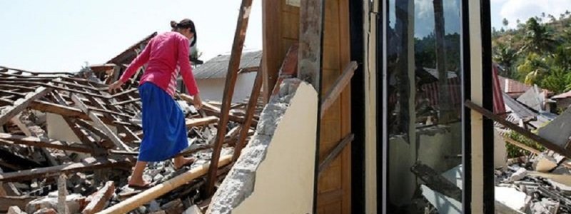389 жертв землетрясения, крушение пассажирского самолета и взрыв на заводе военного оборудования: ТОП новостей дня