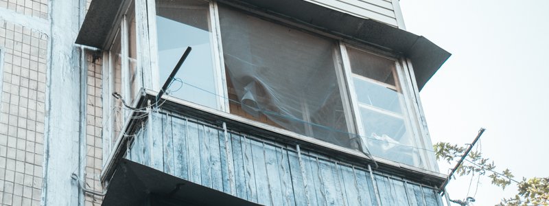 В Киеве на Нивках голый мужчина выпал с балкона