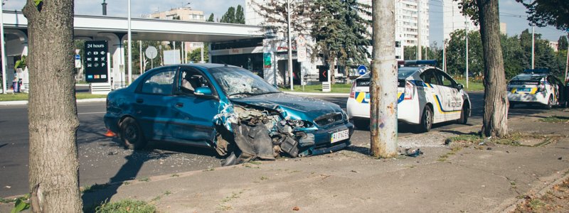 В Киеве на Борщаговке Lanos влетел в столб: пассажирка разбила головой лобовое стекло