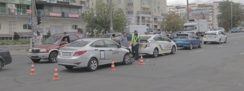 В Киеве на Оболони столкнулись Uber и Lada: пострадал пассажир такси