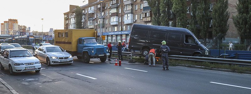 В Киеве на Борщаговке пьяный водитель микроавтобуса вылетел на трамвайные пути