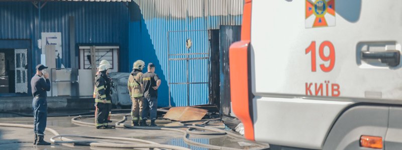 В Киеве на Вискозной сгорел мебельный цех
