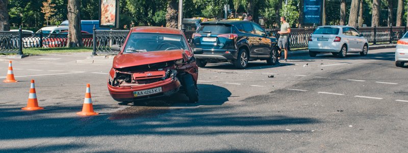 В центре Киева "Жигули" разбились о Toyota Rav 4: пострадали пассажиры