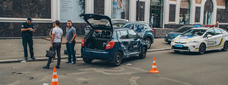 В Киеве на Подоле Skoda не пропустила Daewoo, въехала в него и перевернулась на крышу