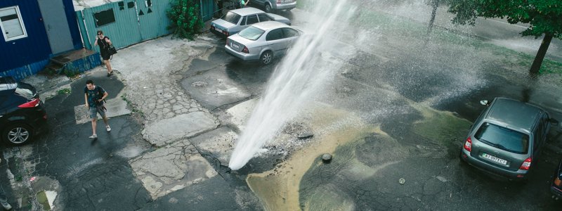 В Киеве возле Центрального ЗАГСа из-под земли бил огромный фонтан воды