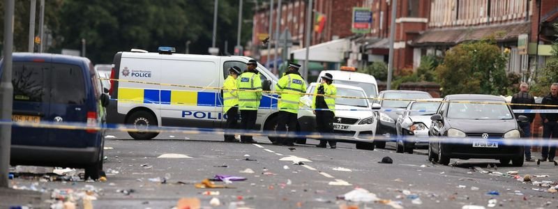 Расстрел людей в Манчестере, массовая эвакуация в Польше и падение самолета в Канаде: ТОП новостей дня