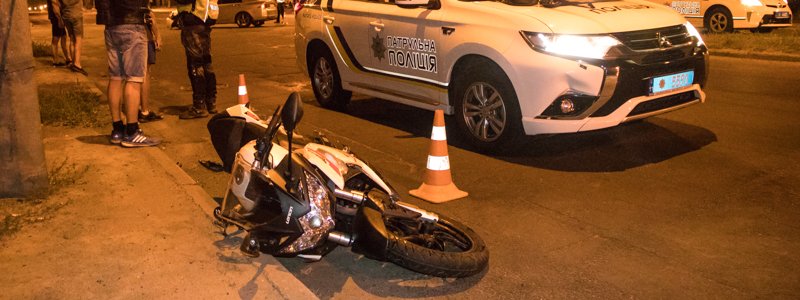 В Киеве столкнулись Honda и мотоцикл: двоих человек госпитализировали