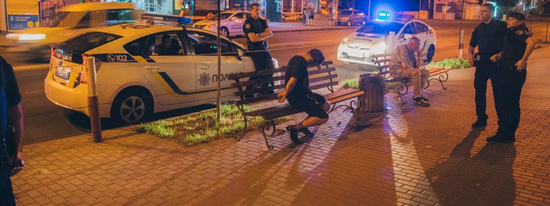 В Киеве на Нивках неадекватные парни напали на девушек и угодили в наручники