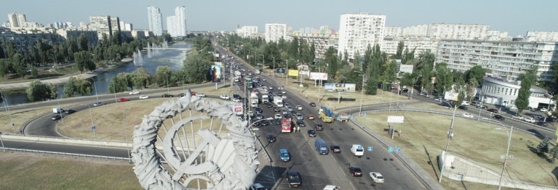 В Киеве на мосту Патона из-за ДТП образовалась пробка: фото с высоты