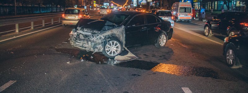 В Киеве на проспекте Победы Honda влетела в BMW нардепа Мирошниченко