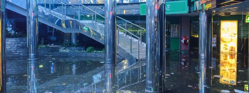 "Метроград" затопило: что происходит внутри торгового центра