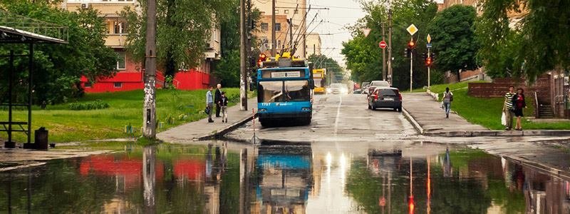 В Киеве из-за ночного потопа остановилась часть трамваев и троллейбусов