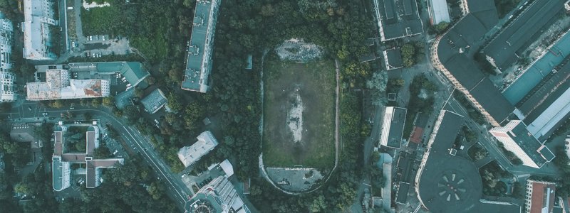 Заброшенный стадион завода "Арсенал" в центре Киева: фото и видео "островка безнадеги" с высоты