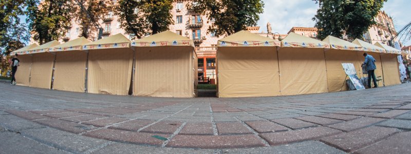 На Крещатике устанавливают десятки палаток: к чему готовят центр Киева