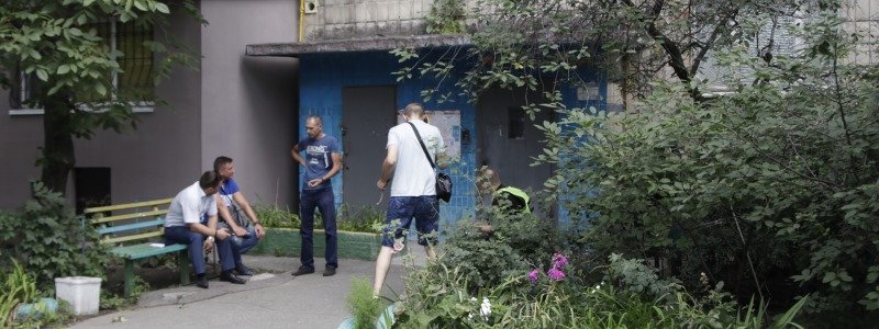 В Киеве полицейский 6 раз выстрелил в мужчину, который хотел отобрать у него 5000 долларов