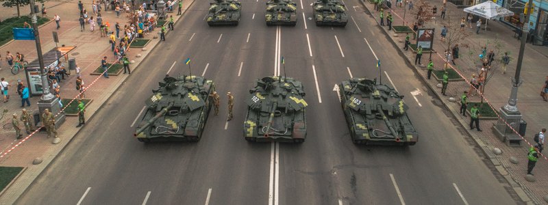 В Киеве на Крещатик вышли танки: фото и видео с высоты