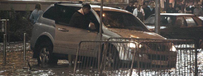 Плавающие машины и эвакуация ТРЦ Gulliver: в Киеве затопило улицу Эспланадную