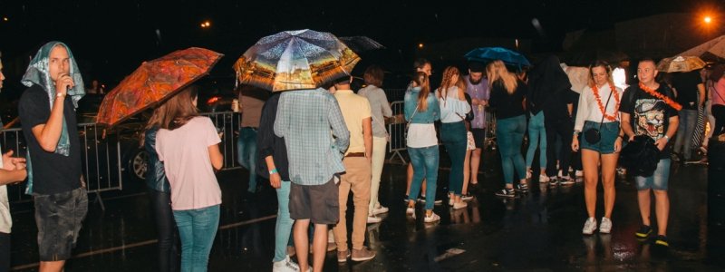 Мокрые и счастливые: финальный день фестиваля "Белые ночи" с The Maneken и Djfm прошел под дождем