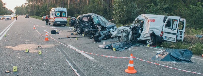 Под Киевом Suzuki пересек двойную сплошную и на скорости столкнулся с Citroеn: четыре человека погибли