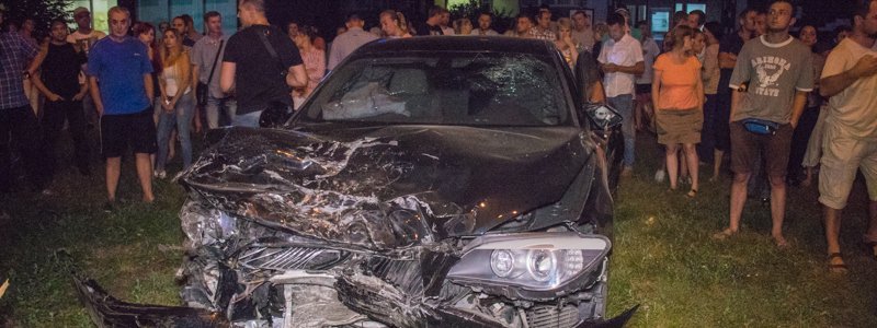 В Киеве неадекватный водитель BMW на высокой скорости протаранил три авто