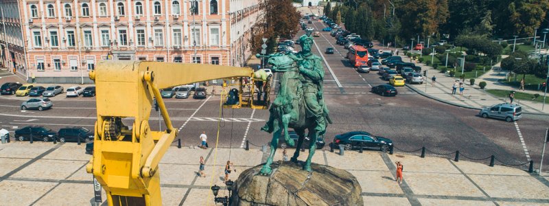 В центре Киева ко Дню Независимости помыли Хмельницкого: видео с высоты
