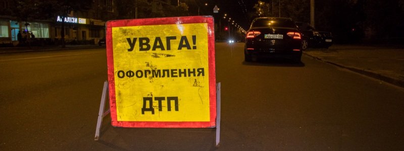 В Киеве на проспекте Мира девушка на Skoda отправила Nissan в столб: пострадал водитель