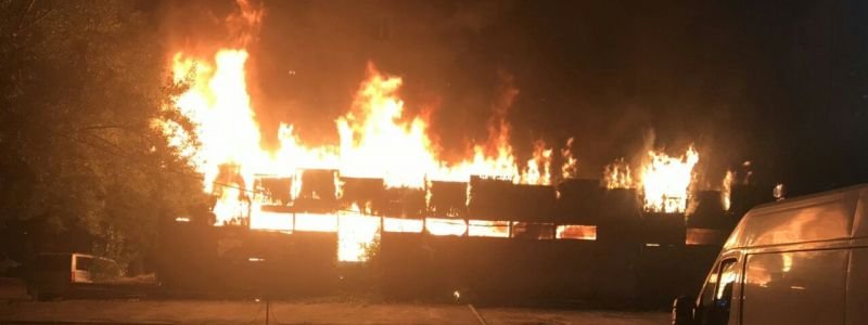 В Киеве на Машиностроительной ангар сгорел дотла