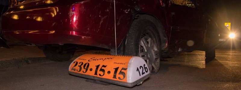 В Киеве на Леси Украинки Mercedes протаранил такси и загорелся: пострадал мужчина
