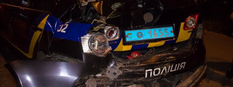 В Киеве на Харьковском шоссе маршрутка протаранила полицейский Volkswagen: пострадал правоохранитель