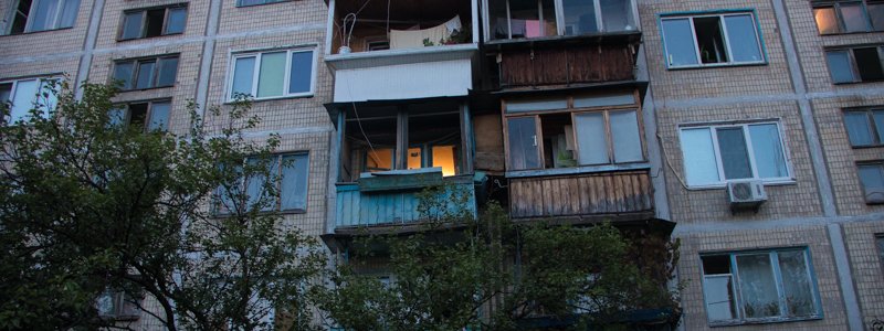 В Киеве на Дарнице среди хлама в квартире нашли разлагающийся труп
