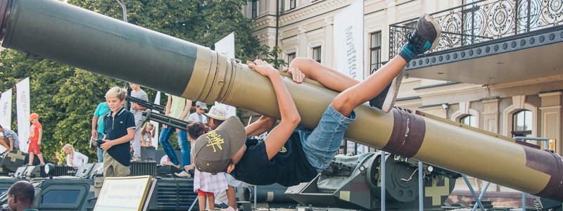 В центре Киева дети оседлали танки