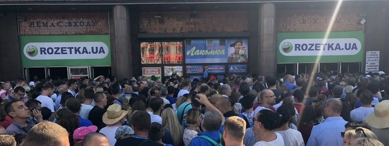 В Киеве на метро "Крещатик" огромные очереди и толкучка из-за парада ко Дню Независимости
