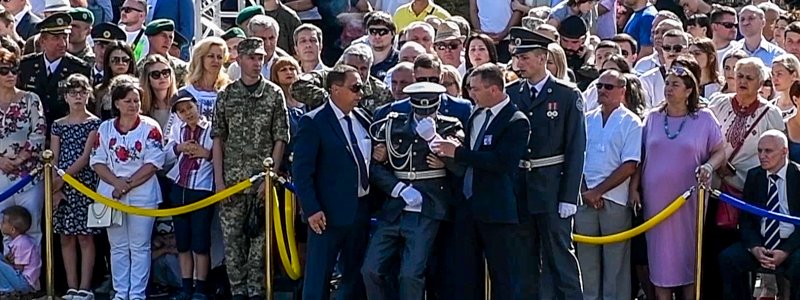В Киеве солдат почетного караула потерял сознание во время речи Порошенко: появились фото и видео