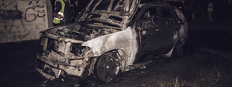 В Киеве на Троещине в BMW на "евробляхах" бросили коктейль Молотова: машина сгорела дотла