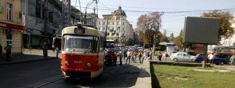 В Киеве на Подоле трамвай сошел с рельсов: движение заблокировано