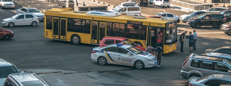 В Киеве пьяный пешеход приставал к водителю автобуса и упал под колеса