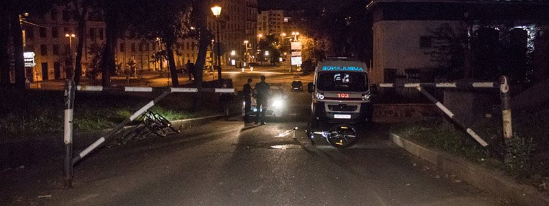 В Киеве в Мариинском парке велосипедист врезался в ворота и попал в больницу