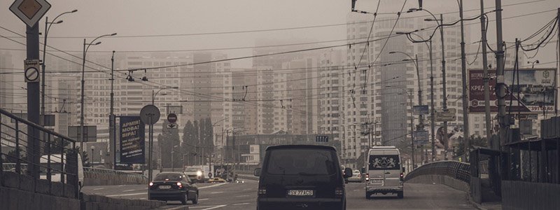 На утренний Киев опустился густой туман