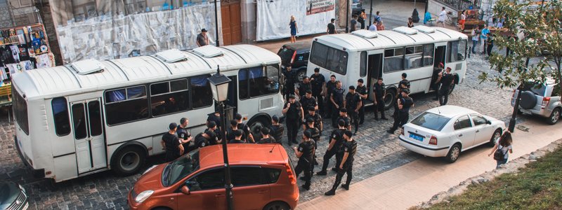 В Киеве на Воздвиженке неизвестные захватили офис и "поливали" копов из огнетушителя